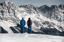 TOP-Skilehrer genießt mit Gast das Panorama des Wilden Kaisers