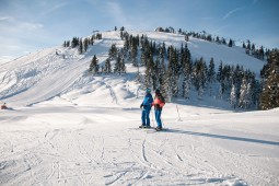 TOP-Skilehrer und Gast genießen Winterlandschaft